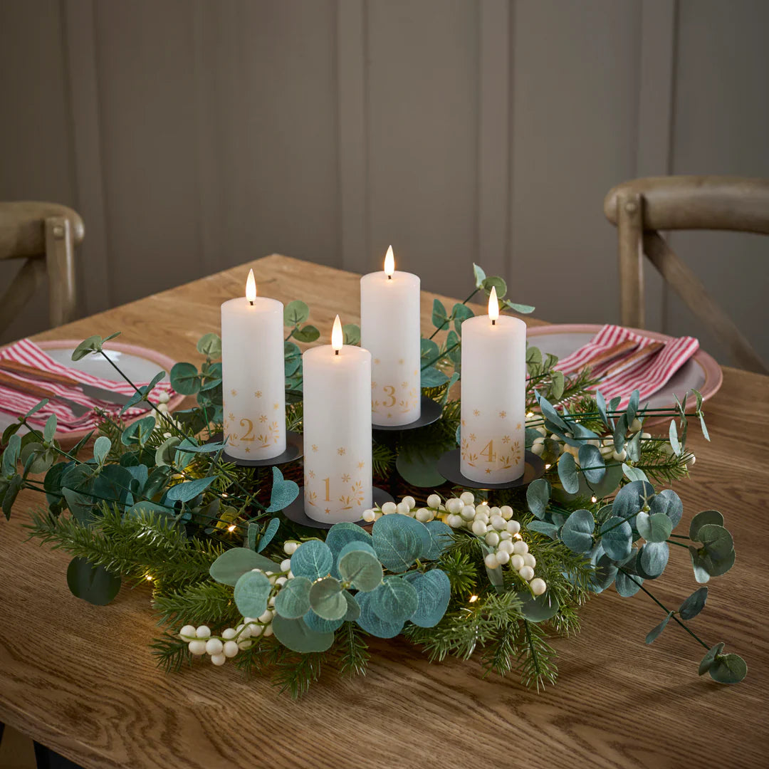 Weihnachtsdeko Adventskranz Mit LED Kerzen – Flammenlose Stabkerzen, Batteriebetrieben, Gold/Silber/Rot, Mit Künstlichem Grün, Für Tisch & Kamin