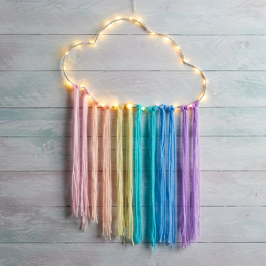 LED Traumfänger in Wolkenform mit herabhängenden Bändern in Regenbogenfarben