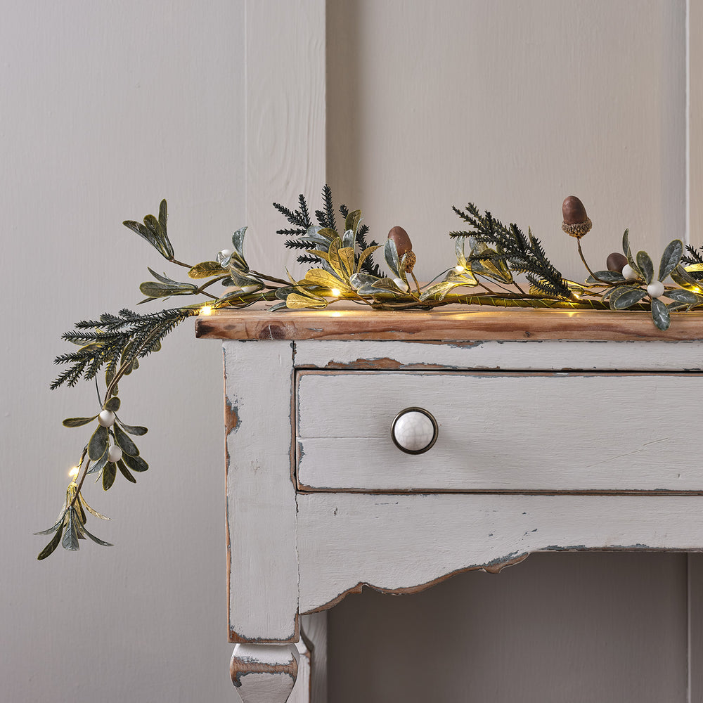 1,5m Weihnachtsgirlande Eicheln und weiße Beeren mit Micro Lichterkette