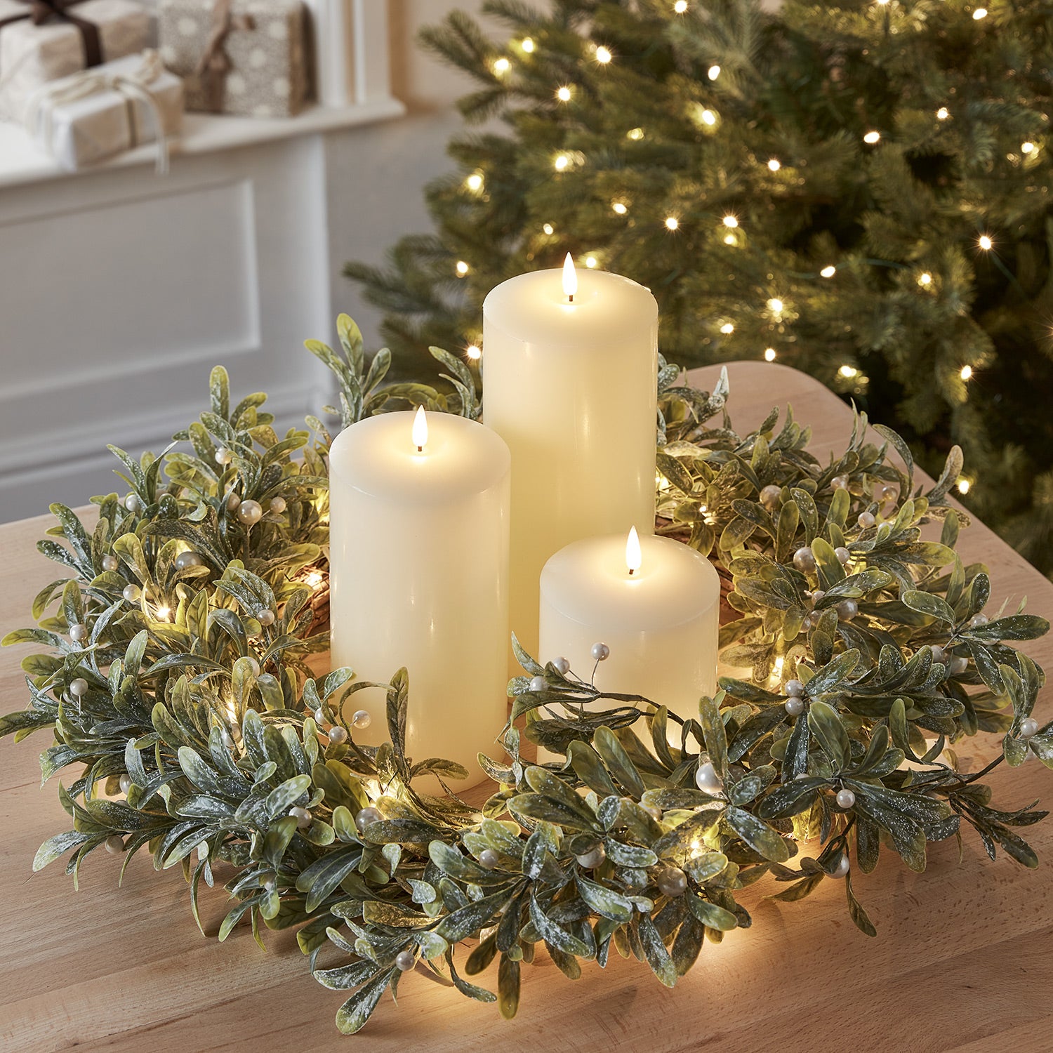 künstlicher adventskranz mit kerzen 60cm LED Weihnachtskranz Mistelzweig und TruGlow® LED Kerzen Trio Ø 10cm