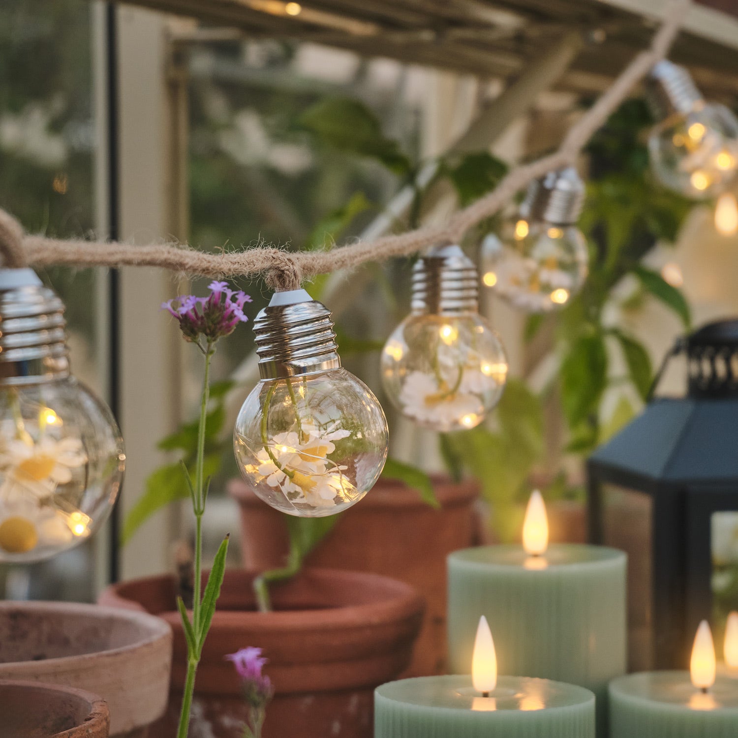 10er LED-Lichterkette mit Blumen am Juteseil mit Timer