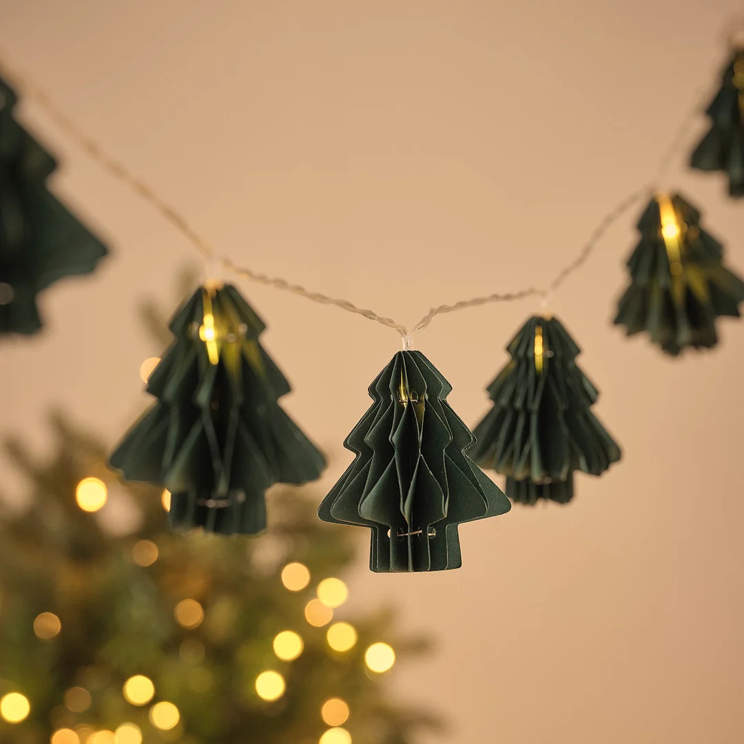 LED-Lichterkette mit 10 grünen 3D-Papier-Weihnachtsbäumen