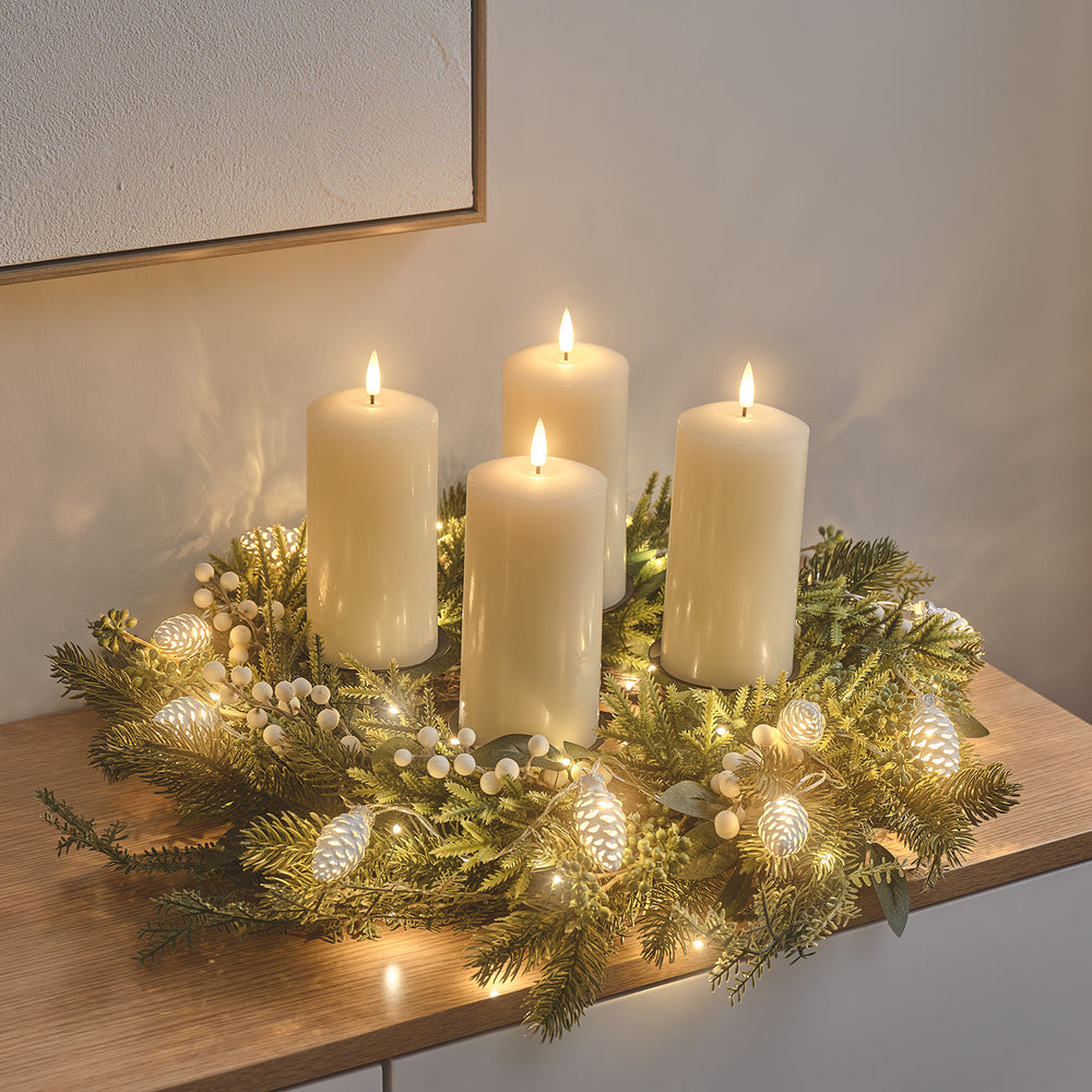 Beleuchteter Weihnachtskranz mit TruGlow® Kerzen, Tannenzapfen und weißen Beeren