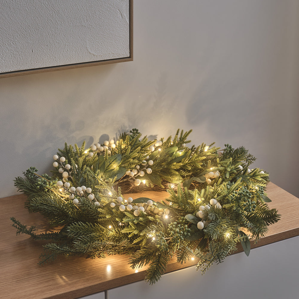 Beleuchteter Weihnachtskranz mit TruGlow® Kerzen, Tannenzapfen und weißen Beeren