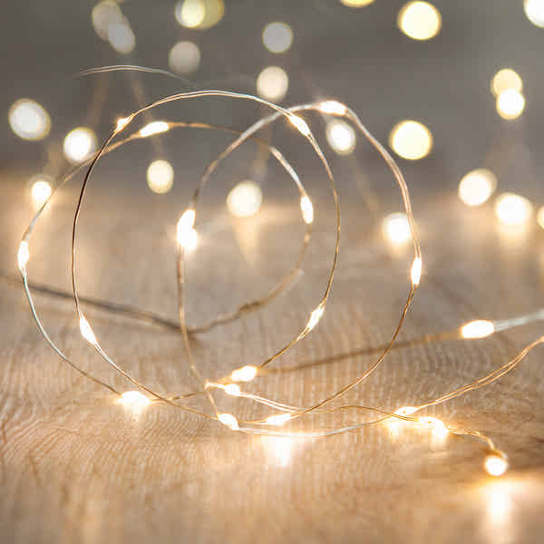 Lights4fun 75er Micro LED Efeu Lichterkette – Warmweiß, Mit Timer & Batterie, Für Drinnen & Draußen
