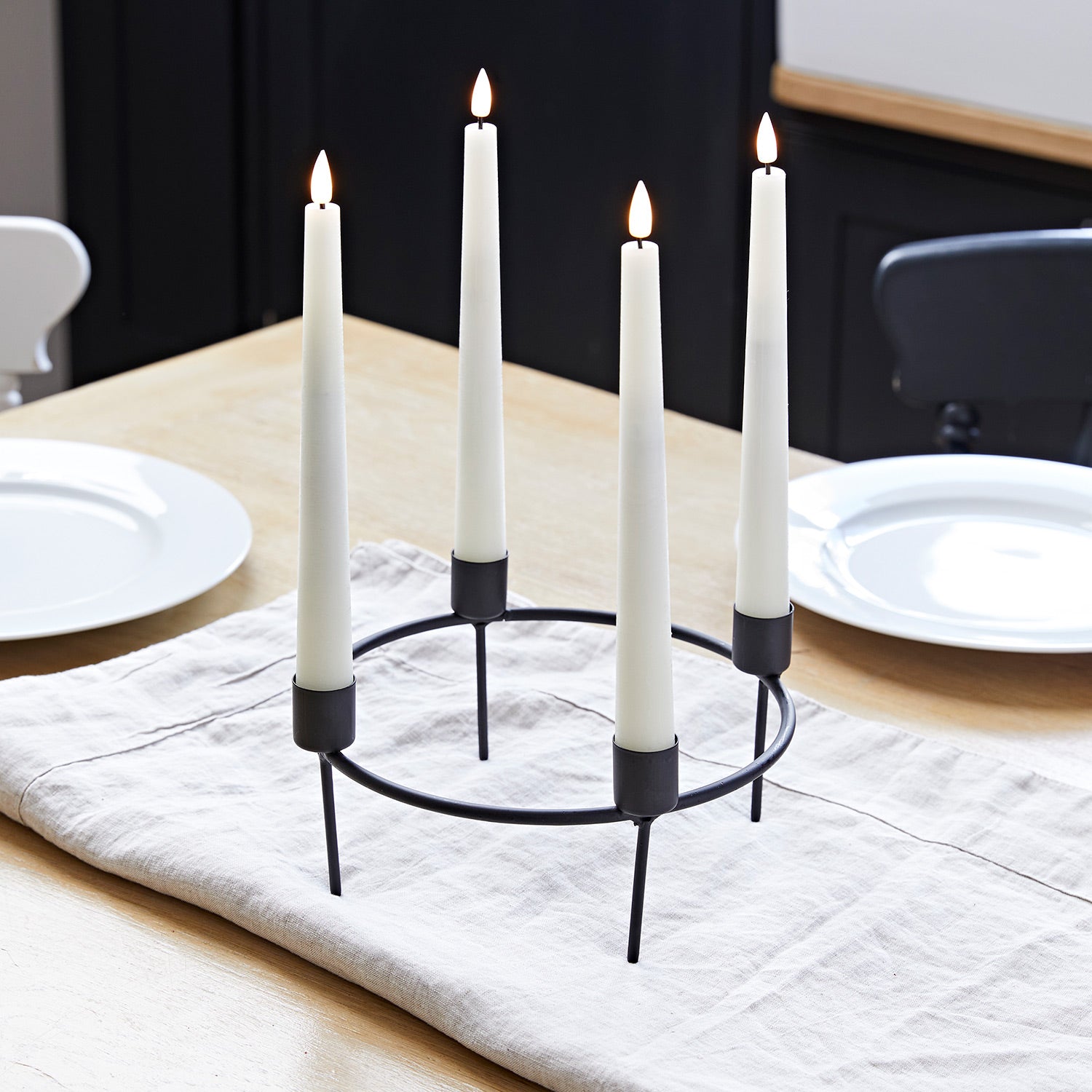 Kerzenständer Tischdeko mit 4 TruGlow® LED Stabkerzen inkl. Fernbedien –