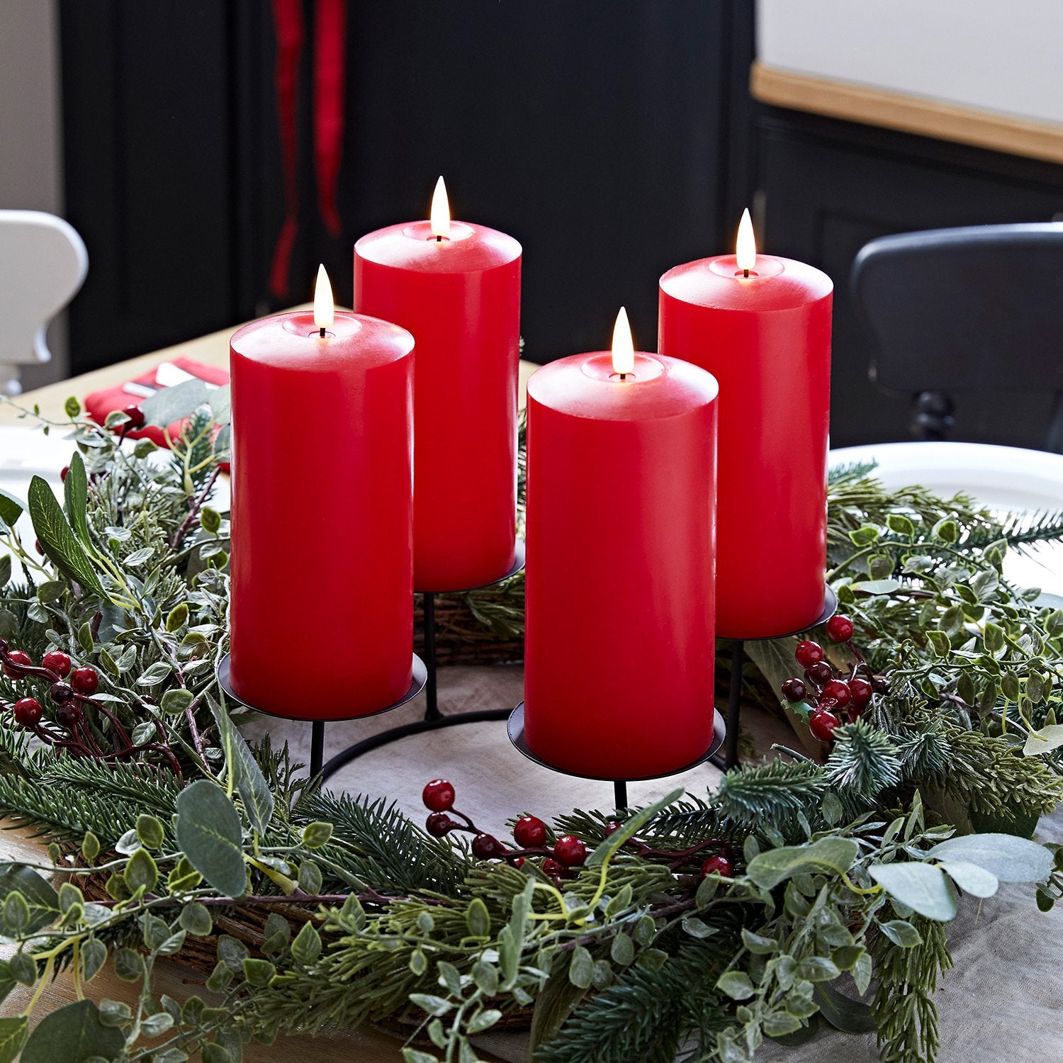 inkl. Adventskranz – Tannenzweige und rote Beeren und 45cm Kerzenhalter