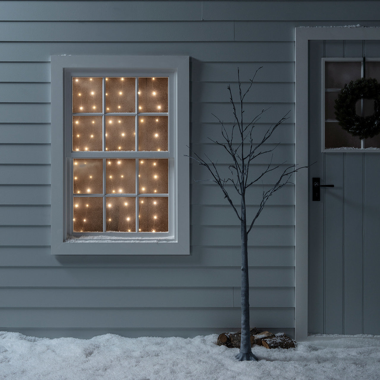 Häuserfassade mit LED Micro Lichtervorhang in Warmweiß.