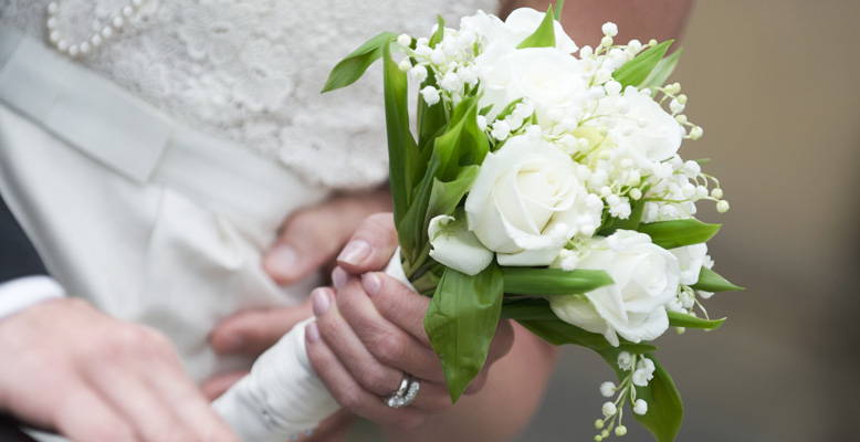 Ein Brautstrauß mit weißen Blumen. Mehr Ideen wie diese findest du im Blog Post "Florale Ideen für deinen Traum-Strauß". 