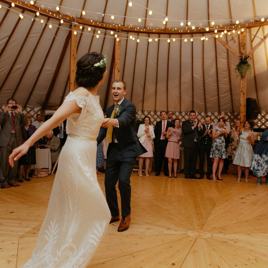 Die Party-Lichterkette sorgte auf dieser Hochzeit für ein perfektes Ambiente. Erfahre in unseren Hochzeitsblogs, wie du die Location richtig in Szene setzt.