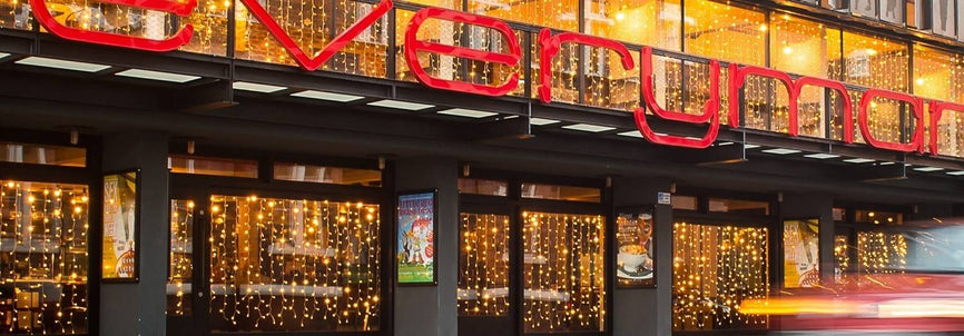Fensterfronten beleuchtet mit warmweißen Lichtervorhängen. Erfahre mehr zu LED Beleuchtungen mit Niederspannung in dem Blog Post zum Foto. 