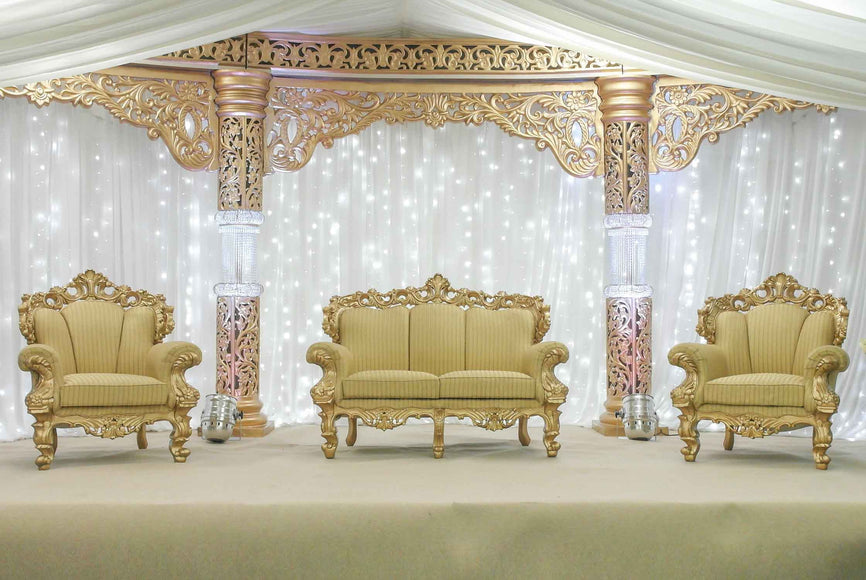 Eine orientalische Hochzeit mit kaltweißen Lichtervorhängen. Viele weitere Inspirationen zu orientalischen Hochzeit-Beleuchtung findest du im Blog zu diesem Foto.