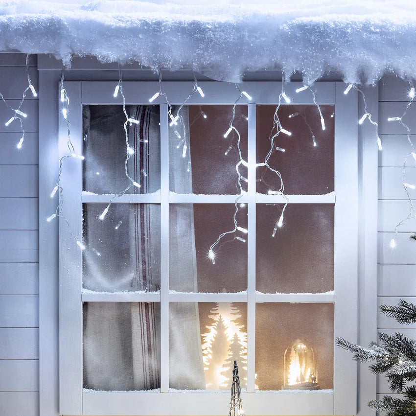 Core Connect koppelbare Eiszapfen-Lichterkette mit kaltweißen LEDs an einem winterlichen Fenster