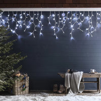 Warmweiße Eiszapfen Lichterkette an einer Dachkante