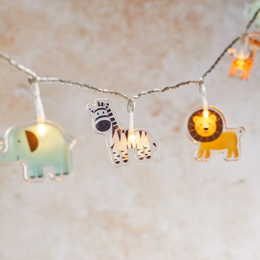 Kinderzimmer-Lichterkette mit verschiedenen afrikanischen Wildtieren aus Filz