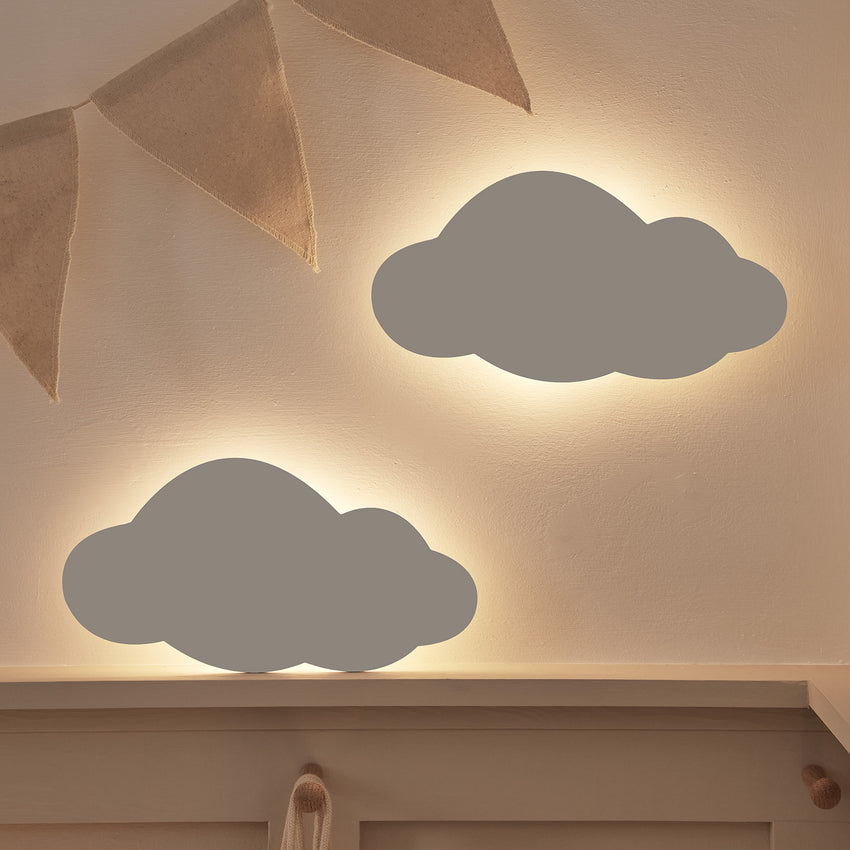 Wandlampen aus Holz in Delfin- und Krebsform vor dunkler Wand