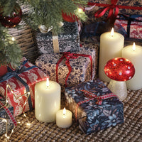 LED Tannenzapfen aus Keramik in der geöffneten Schublade einer Holzkommode