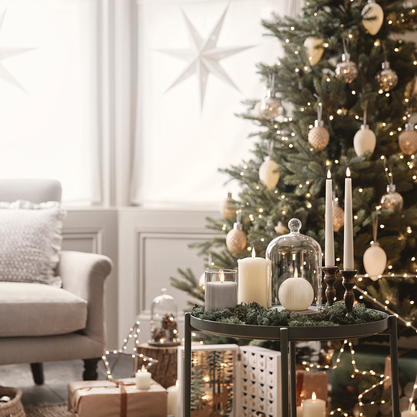 Weihnachtlich geschmücktes Wohnzimmer mit LED Kerzen und Weihnachtsbaum