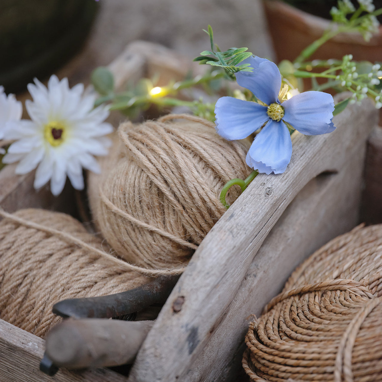 LED-Blumengirlande mit warmweißen Mikro-LEDs in Blau & Weiß