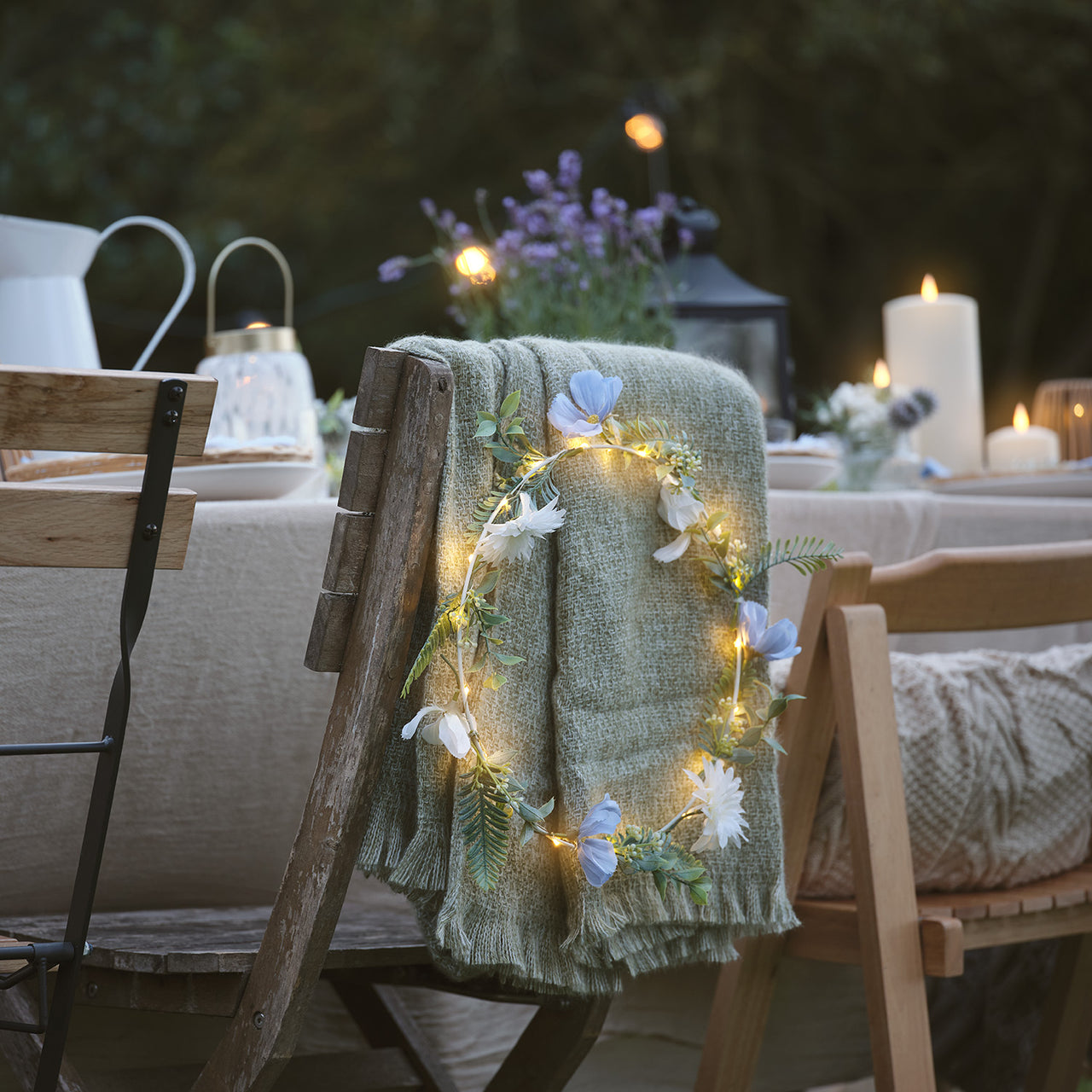 Weißer / blauer LED-Blumenkranz mit warmweißen Mikro-LEDs & Timer auf einem Frühlingstisch