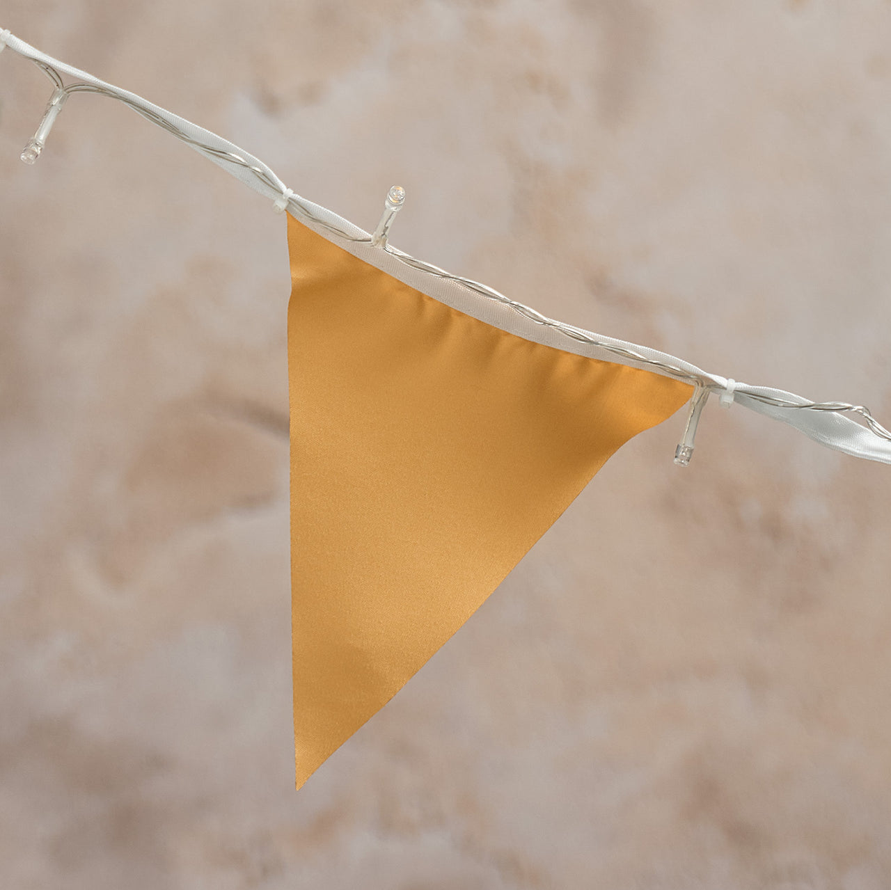 Lichterkette mit Frühlingsfähnchen