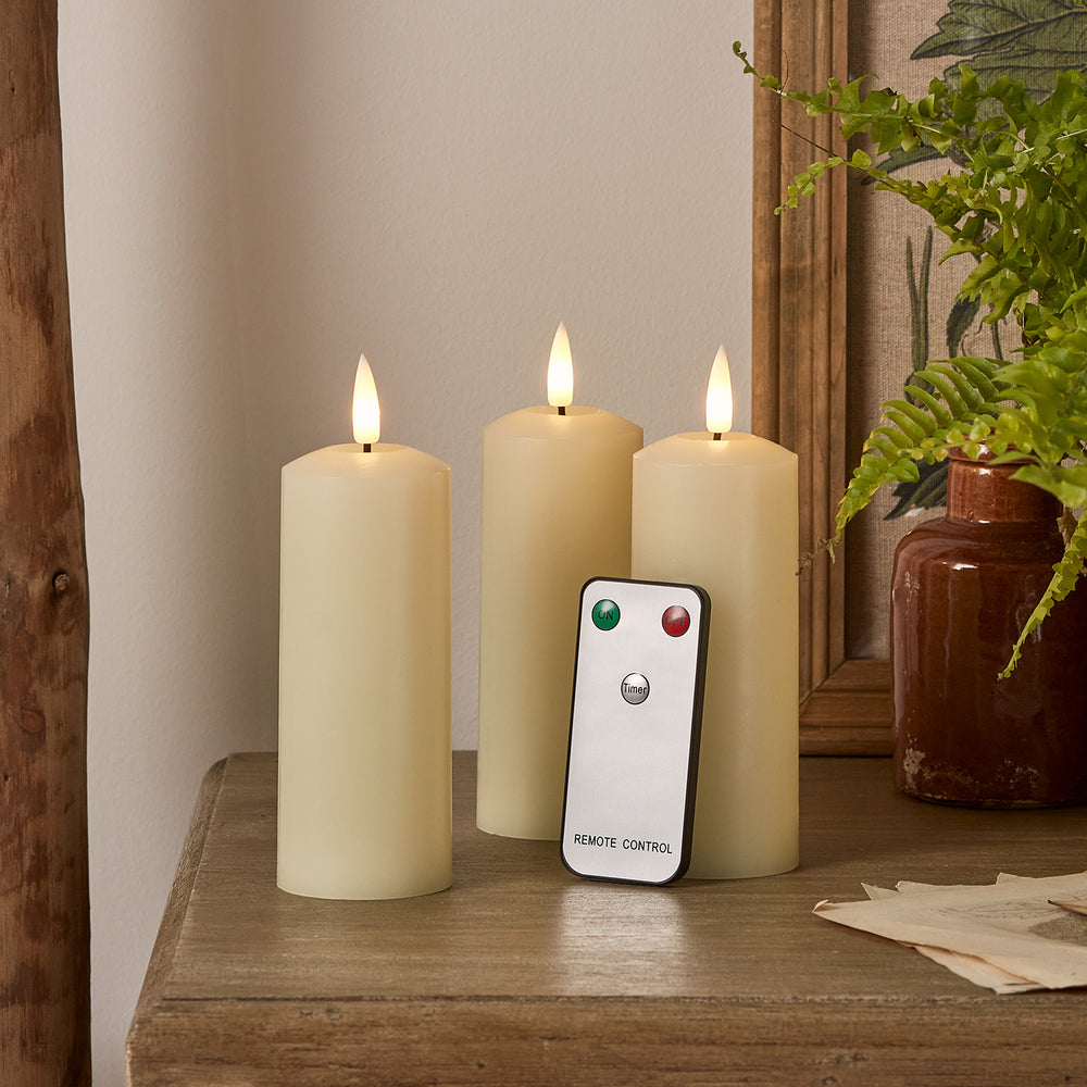 Schmales TruGlow® LED-Kerzen Trio aus Echtwachs mit Fernbedienung