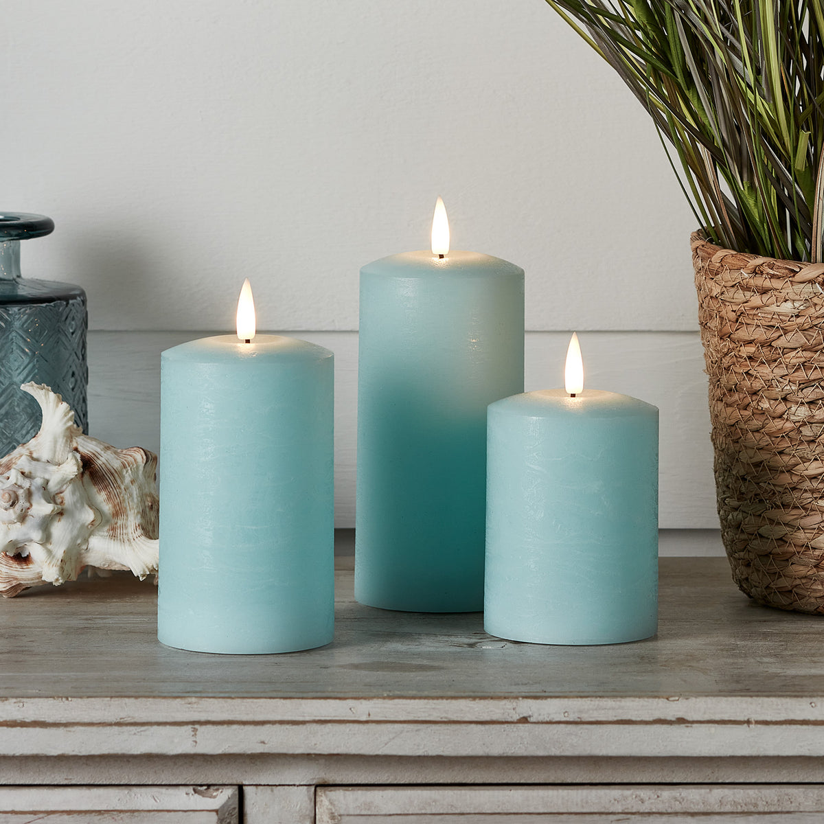 3er Set Rustikale hellblaue TruGlow® LED-Kerzen aus Echtwachs mit Fern