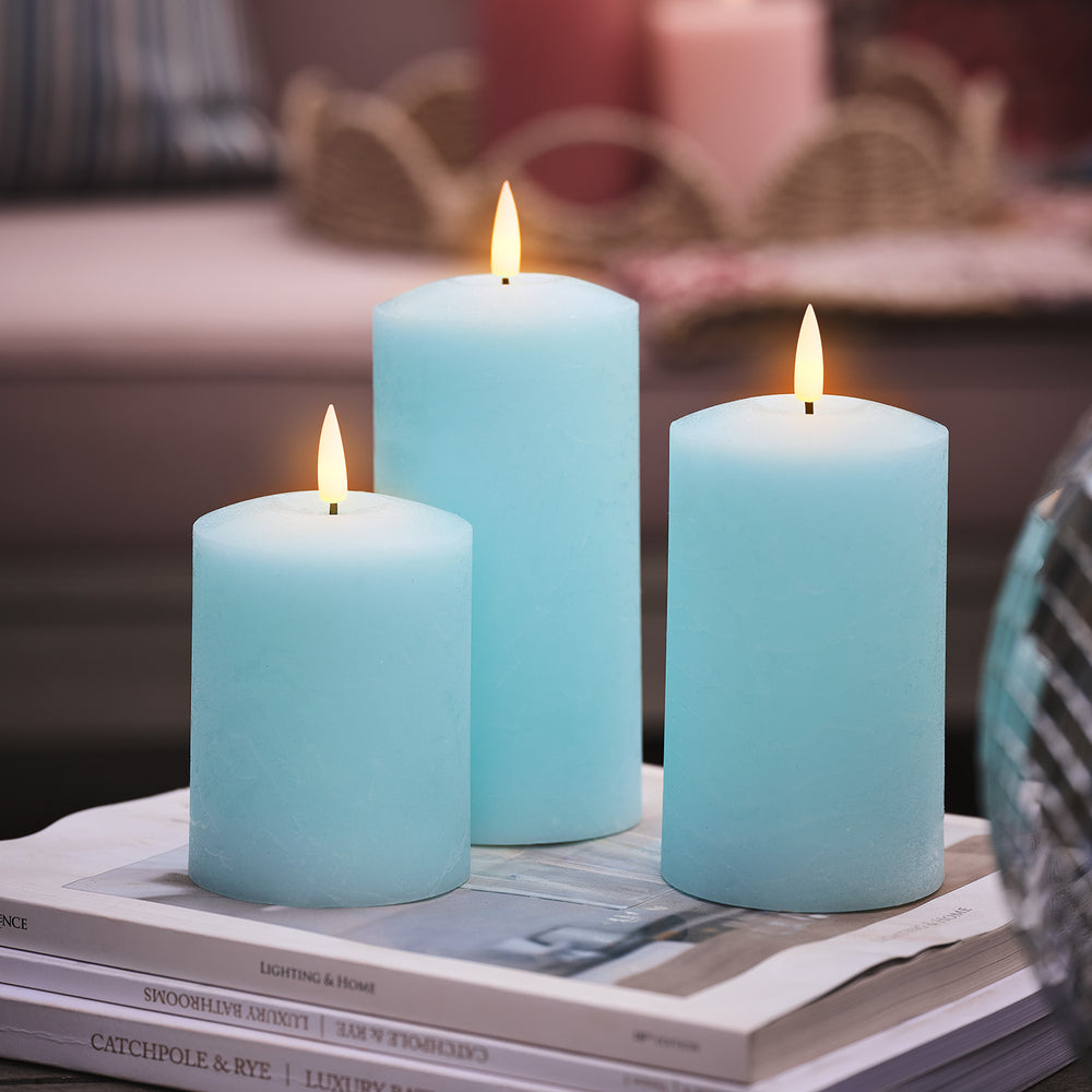3er Set Rustikale hellblaue TruGlow® LED-Kerzen aus Echtwachs mit Fernbedienung