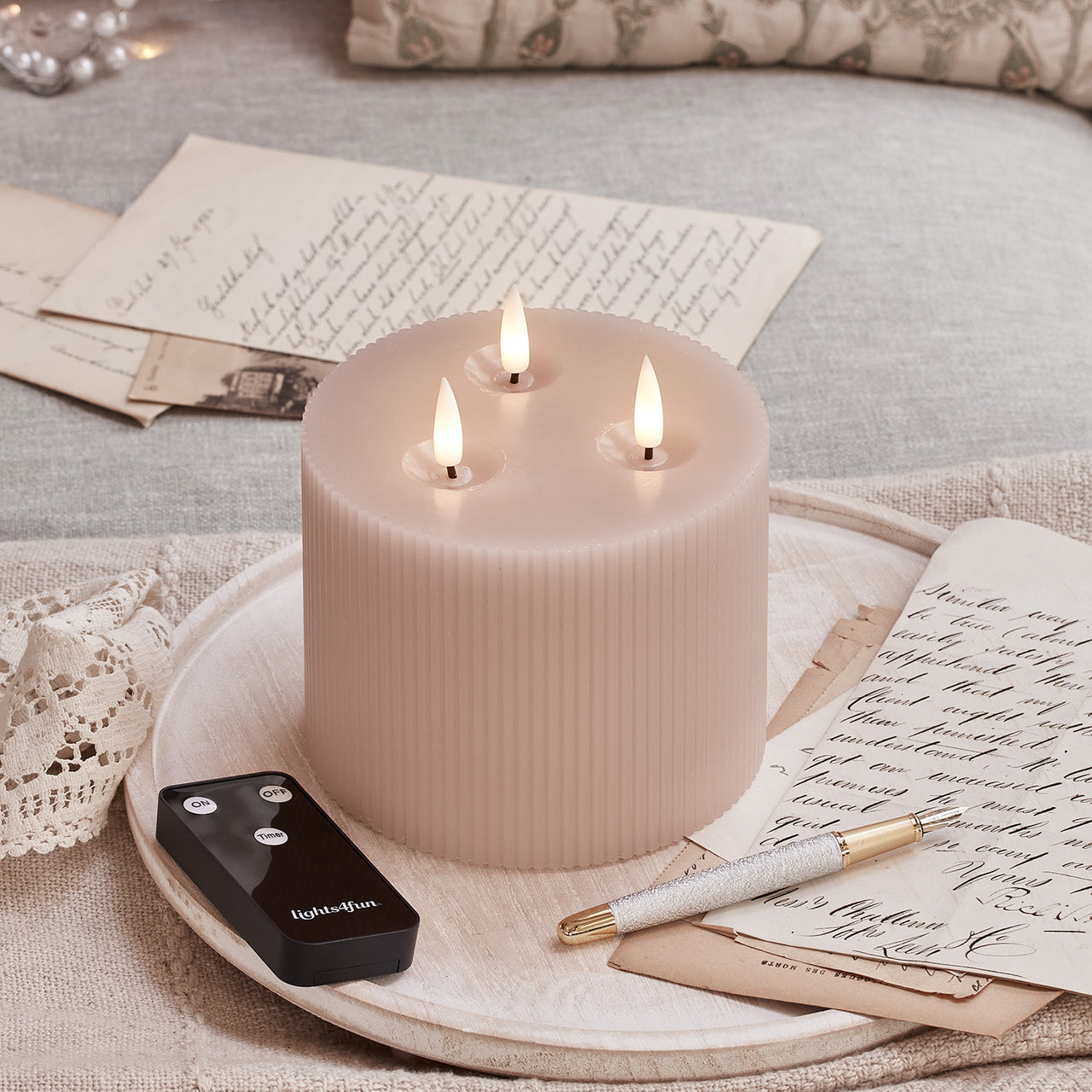 TruGlow® LED Kerze rosa geriffelt mit 3 Dochten mit Fernbedienung