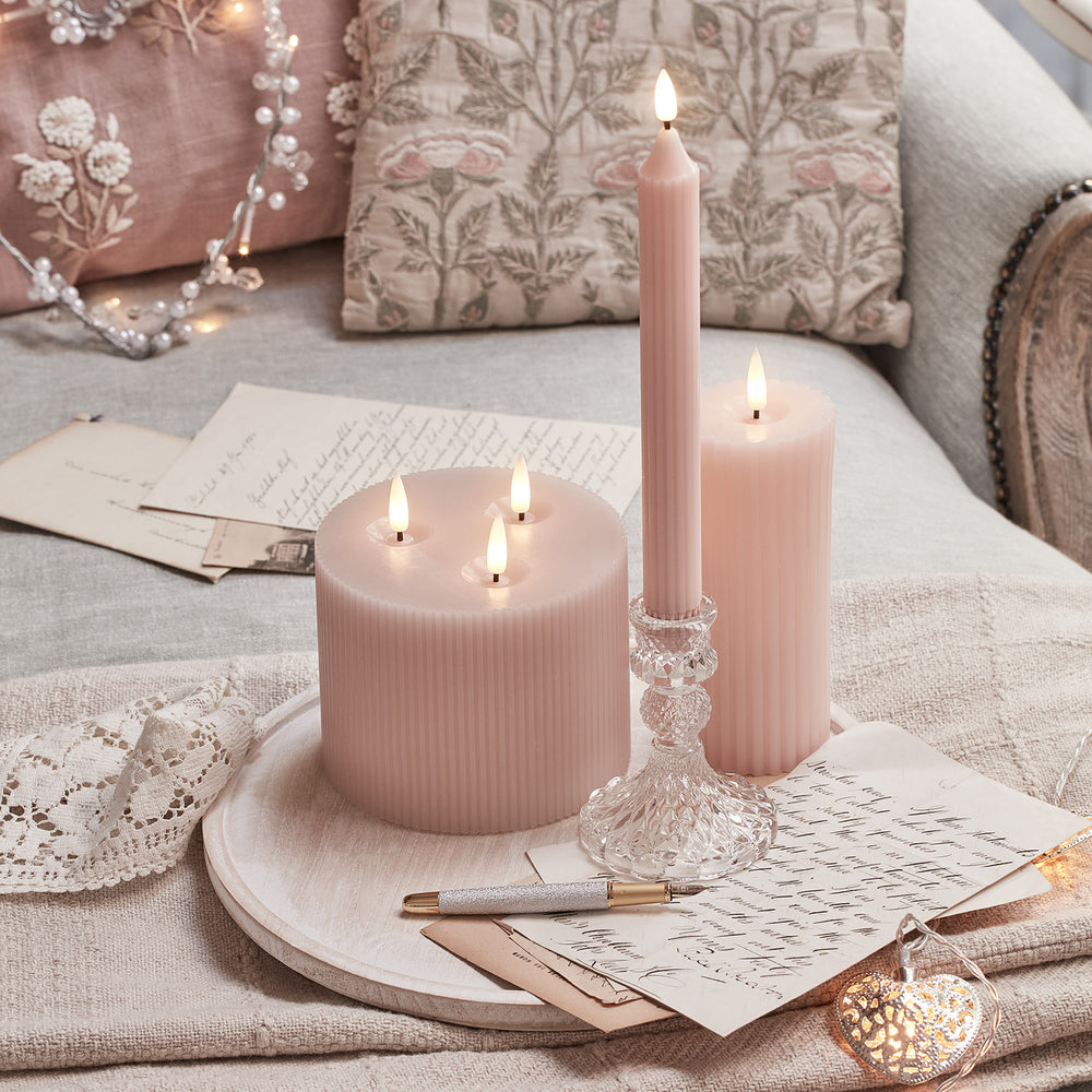 TruGlow® LED Kerze rosa geriffelt mit 3 Dochten mit Fernbedienung