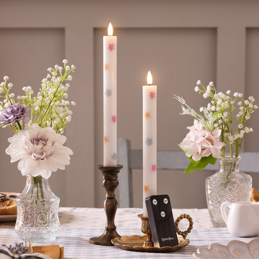 2er Set TruGlow® LED Stabkerzen aus Echtwachs mit Blumenmuster & Fernbedienung