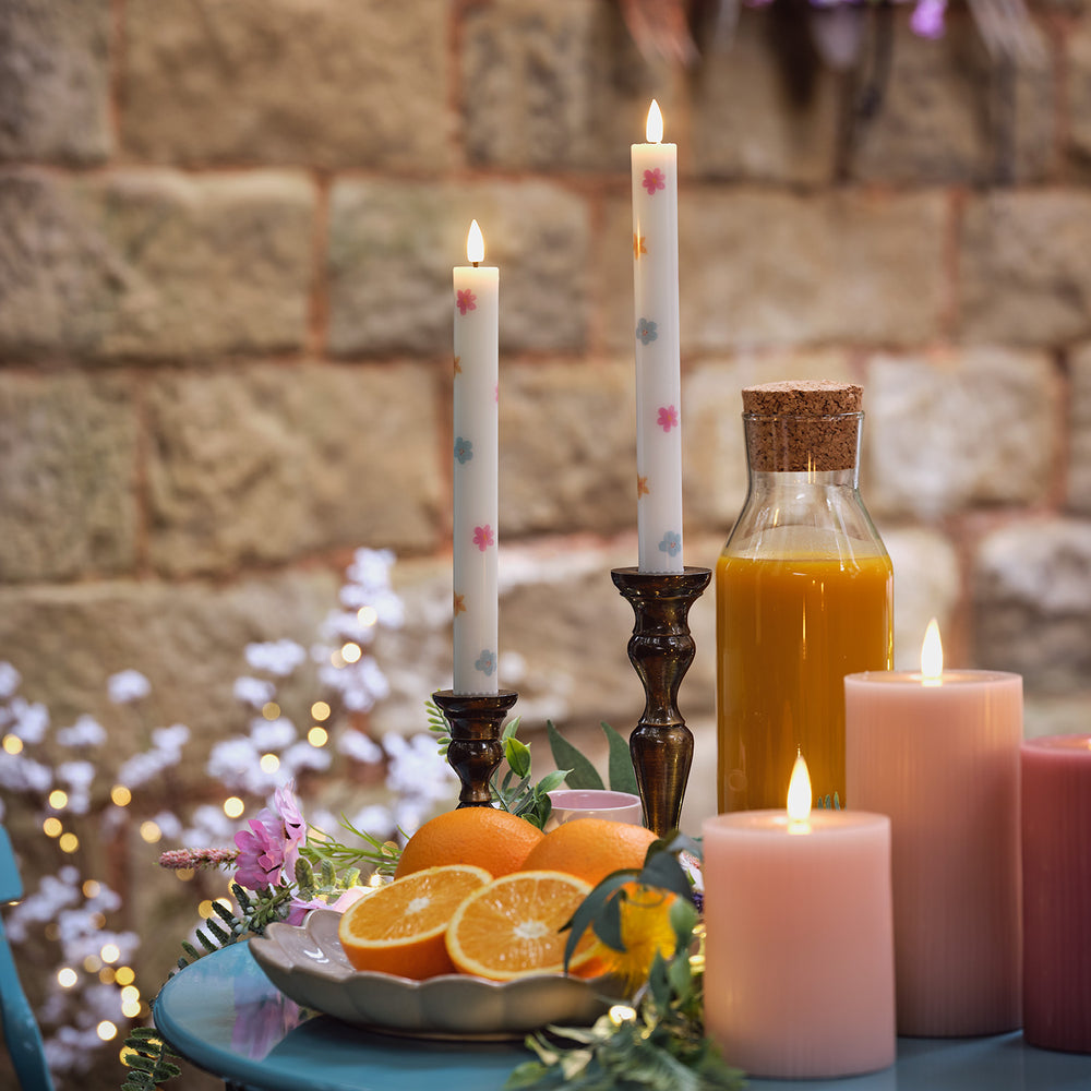 2er Set TruGlow® LED Stabkerzen aus Echtwachs mit Blumenmuster & Fernbedienung