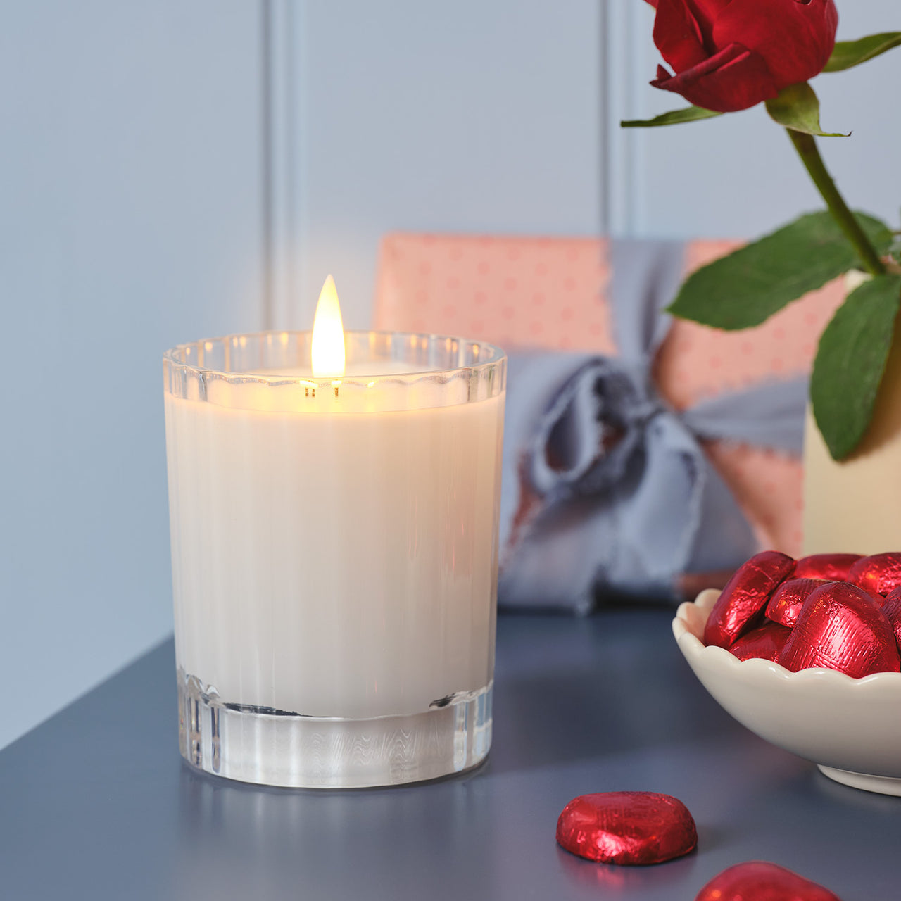 2er Set TruGlow® LED-Kerzen im geriffelten Glas mit Fernbedienung in Weiß