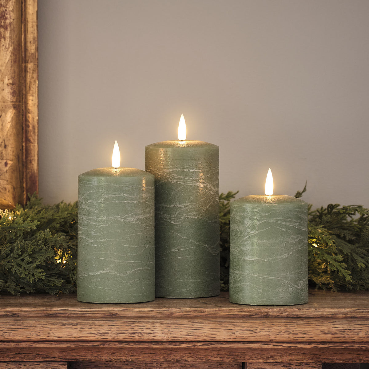 Weihnachtsgesteck Tanne mit 3 grünen TruGlow® LED-Stumpenkerzen und Fernbedienung