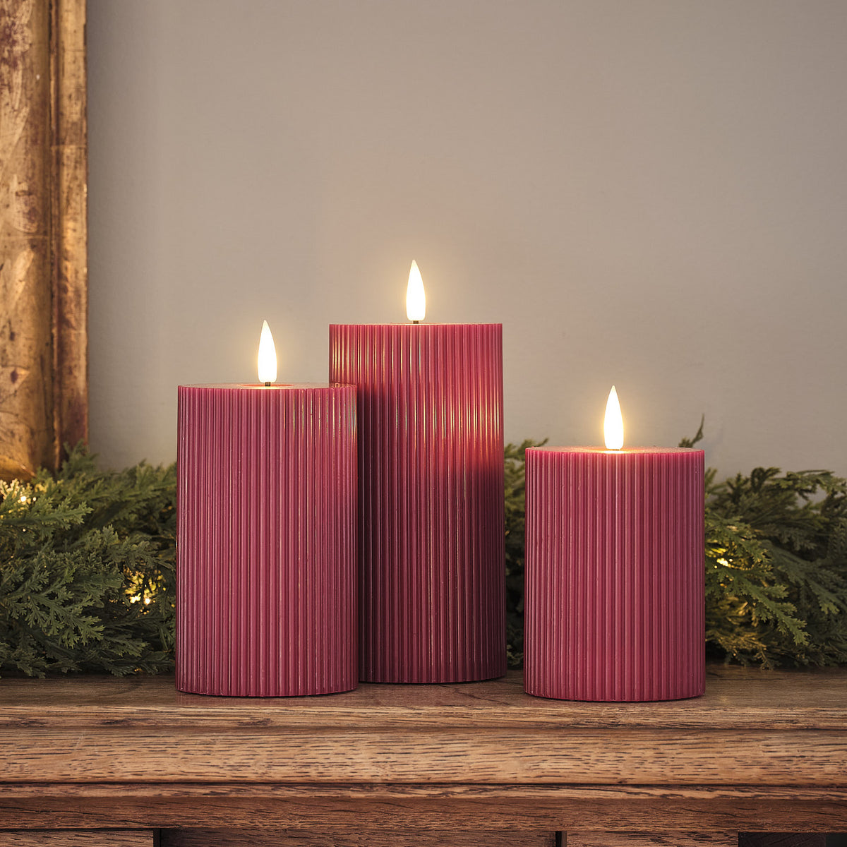 Weihnachtliches Tischgesteck mit 3 pflaumenfarbenen TruGlow® LED-Stumpenkerzen und Fernbedienung
