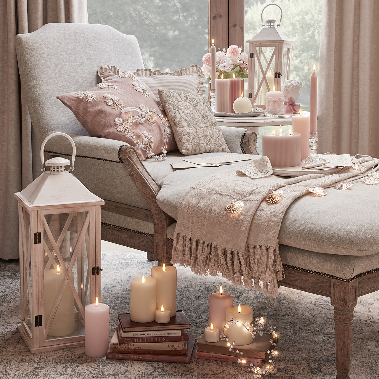 Geriffelte TruGlow® LED-Kerze mit 3 Dochten mit Fernbedienung in rosa