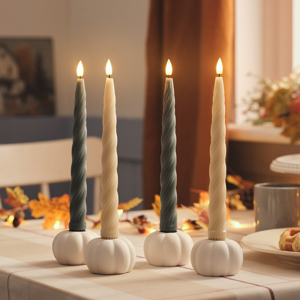 4er Set TruGlow® gedrehte Echtwachs-LED‑Stabkerzen mit 2 Keramik-Kürbi