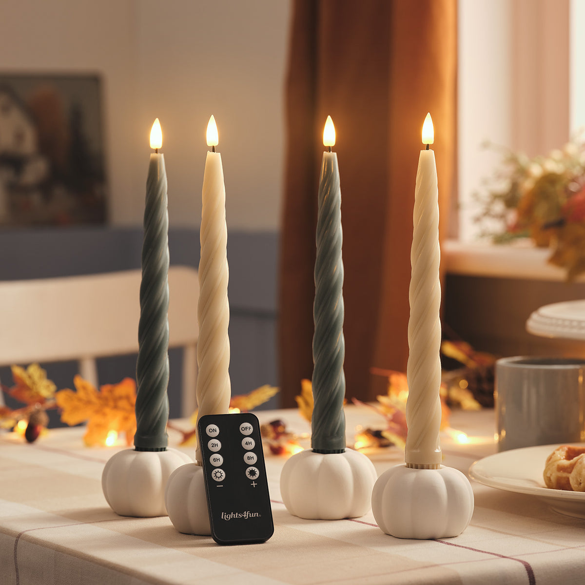 4er Set TruGlow® gedrehte Echtwachs-LED‑Stabkerzen mit 2 Keramik-Kürbi