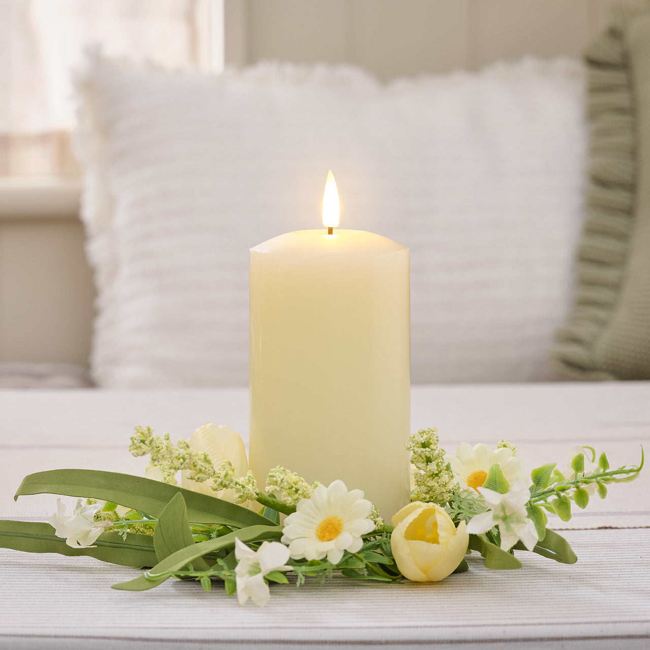 Kerzenring Frühling mit Tulpen & Gänseblümchen inkl. TruGlow® LED‑Stumpenkerze 15cm buttergelb