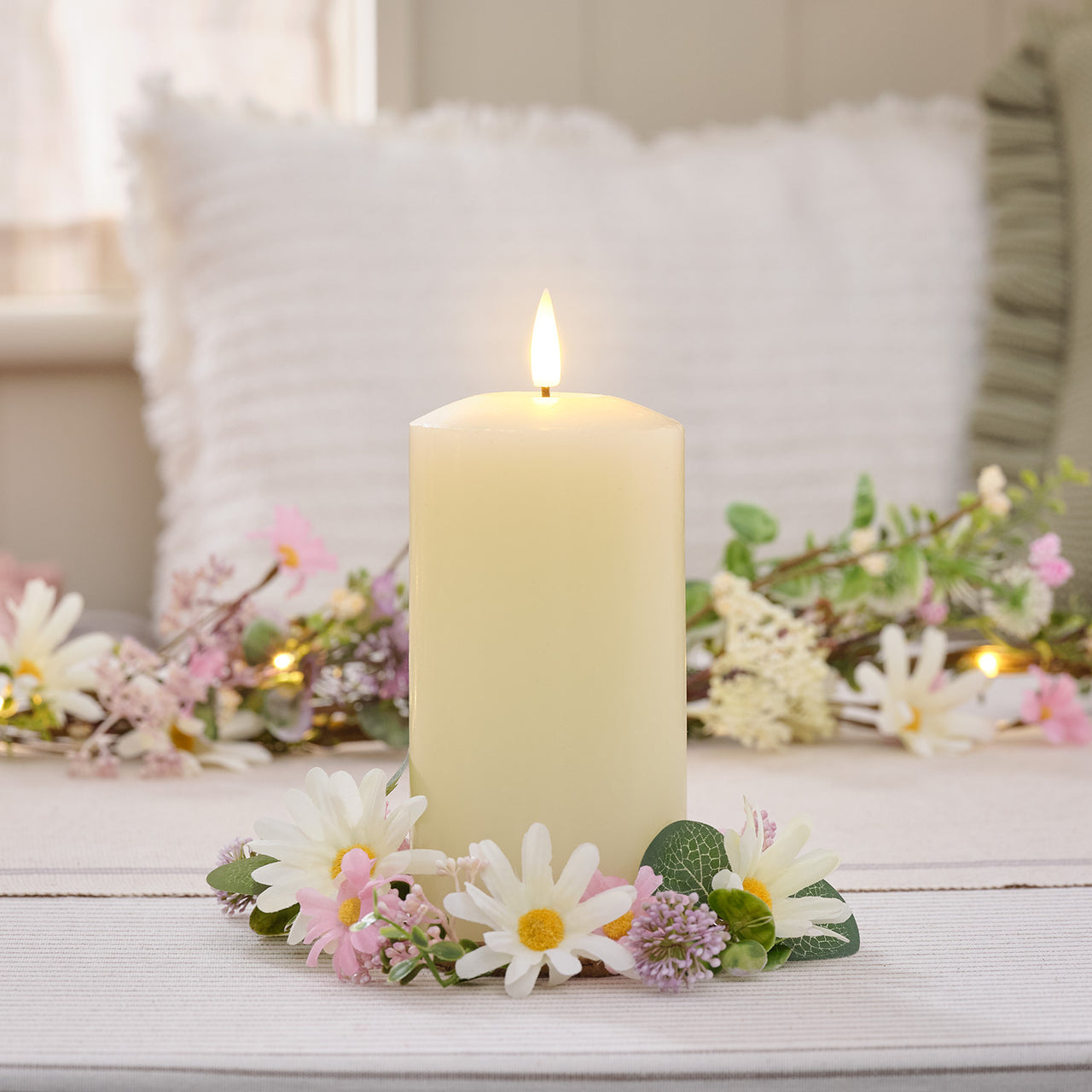 Kerzenring "Daisy Dreams" mit 15 cm TruGlow® LED‑Stumpenkerze in Pastell- & Elfenbeinfarben