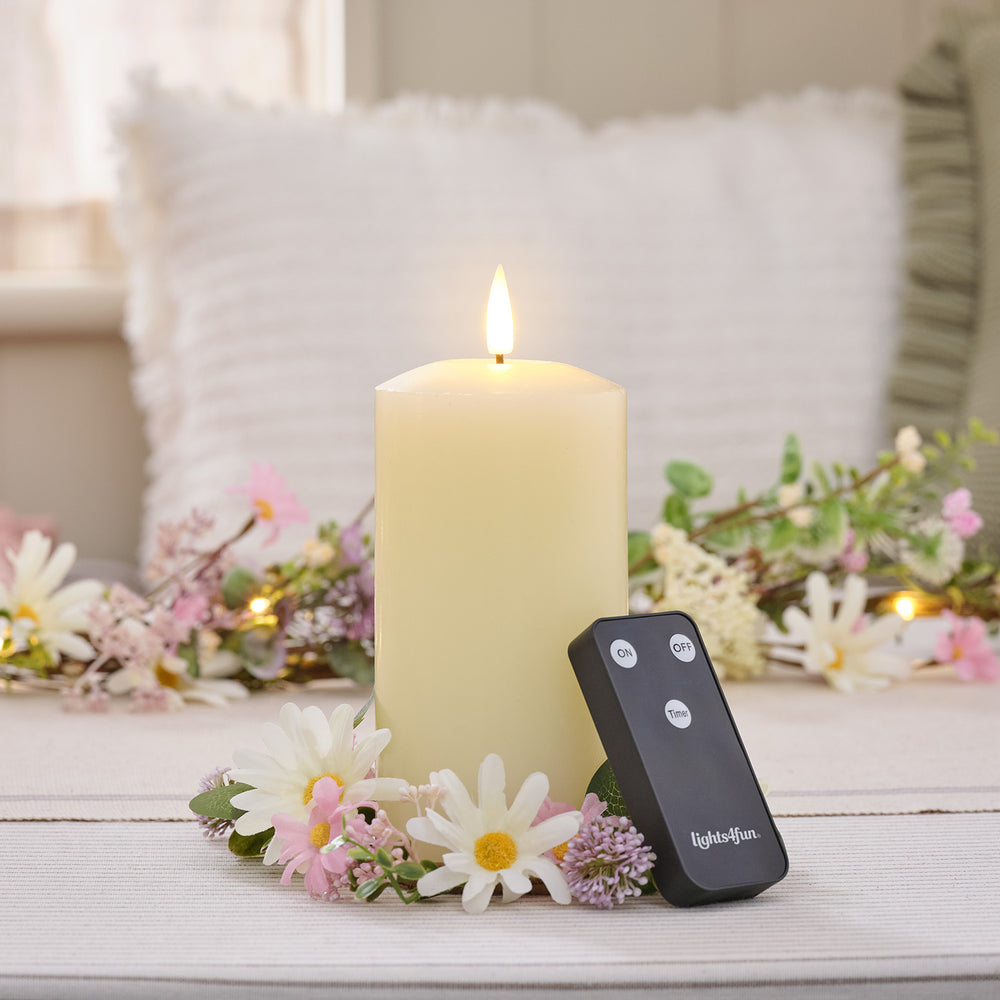 Kerzenring "Daisy Dreams" mit 15 cm TruGlow® LED‑Stumpenkerze in Pastell- & Elfenbeinfarben