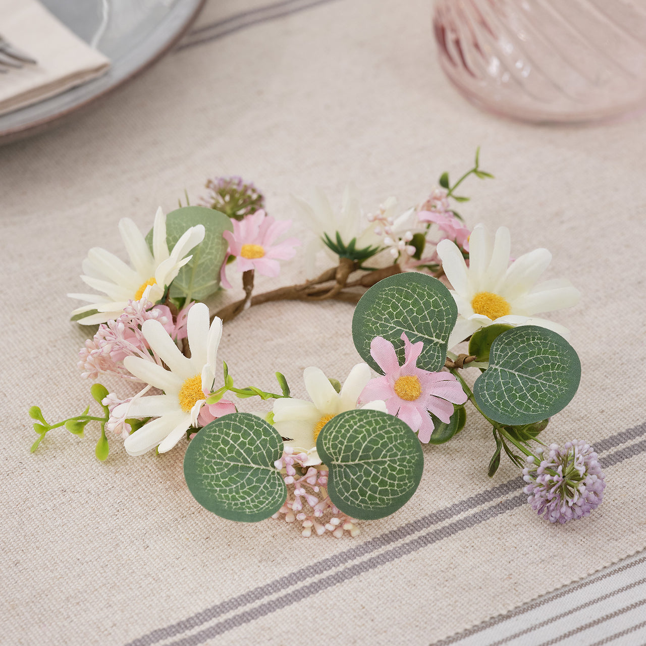 Kerzenring "Daisy Dreams" mit 15 cm TruGlow® LED‑Stumpenkerze in Pastell- & Elfenbeinfarben