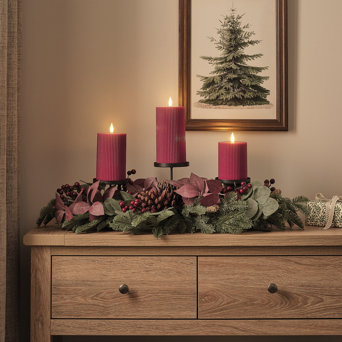 Weihnachtliches Tischgesteck mit 3 pflaumenfarbenen TruGlow® LED-Stumpenkerzen und Fernbedienung