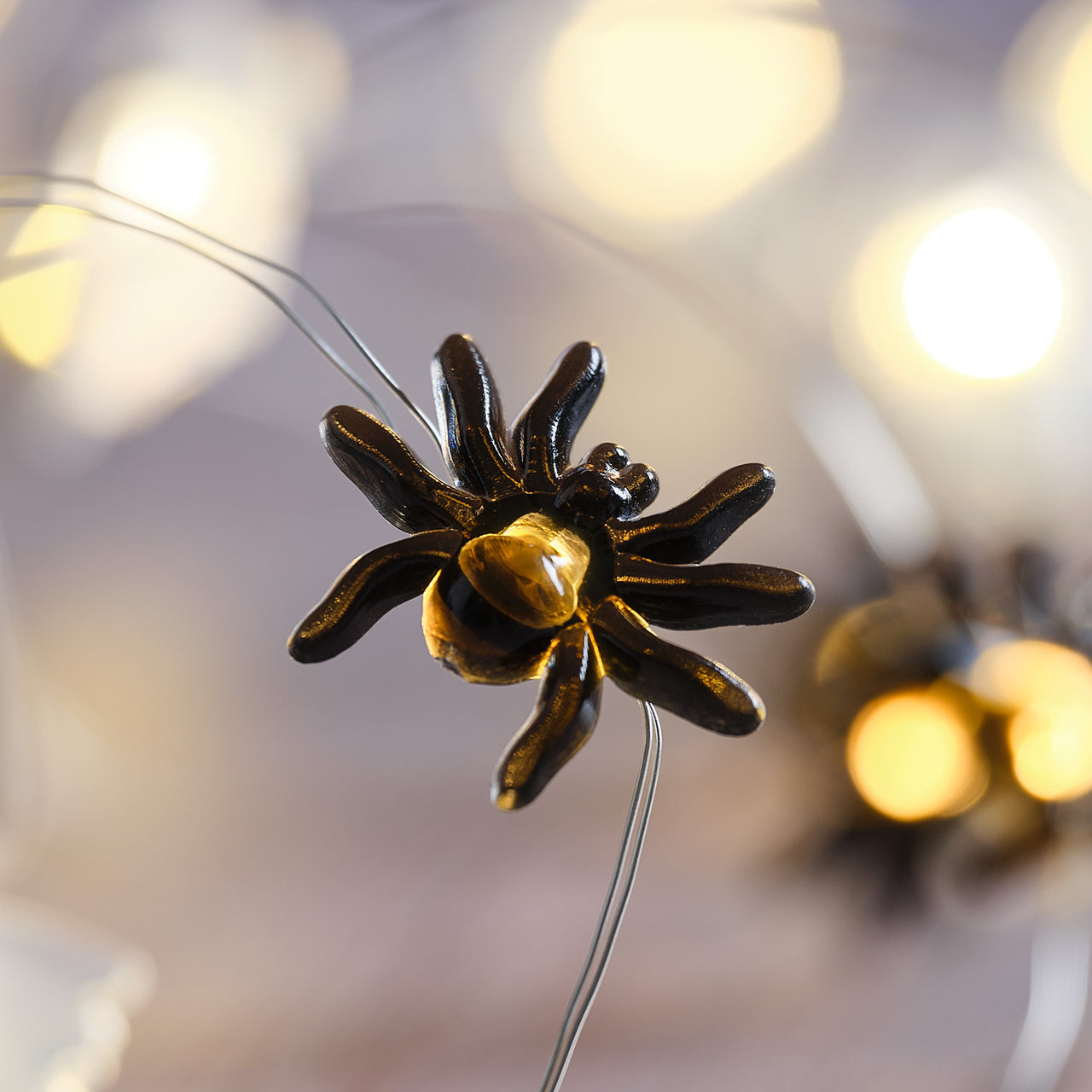 D-DOME-HA25015_Set_aus_Glaskuppel_Mikro-LED-Lichterkette_mit_Geistern_und_Spinnen_4