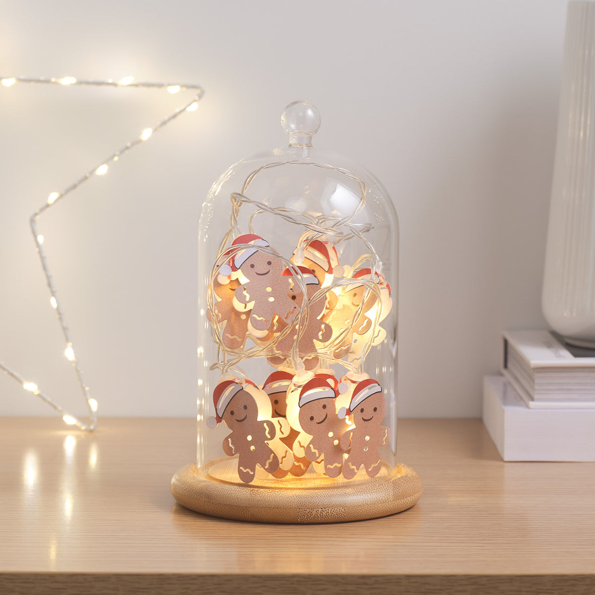 Glasglocke mit Mikro-Lichterkette & Lebkuchenmännchen