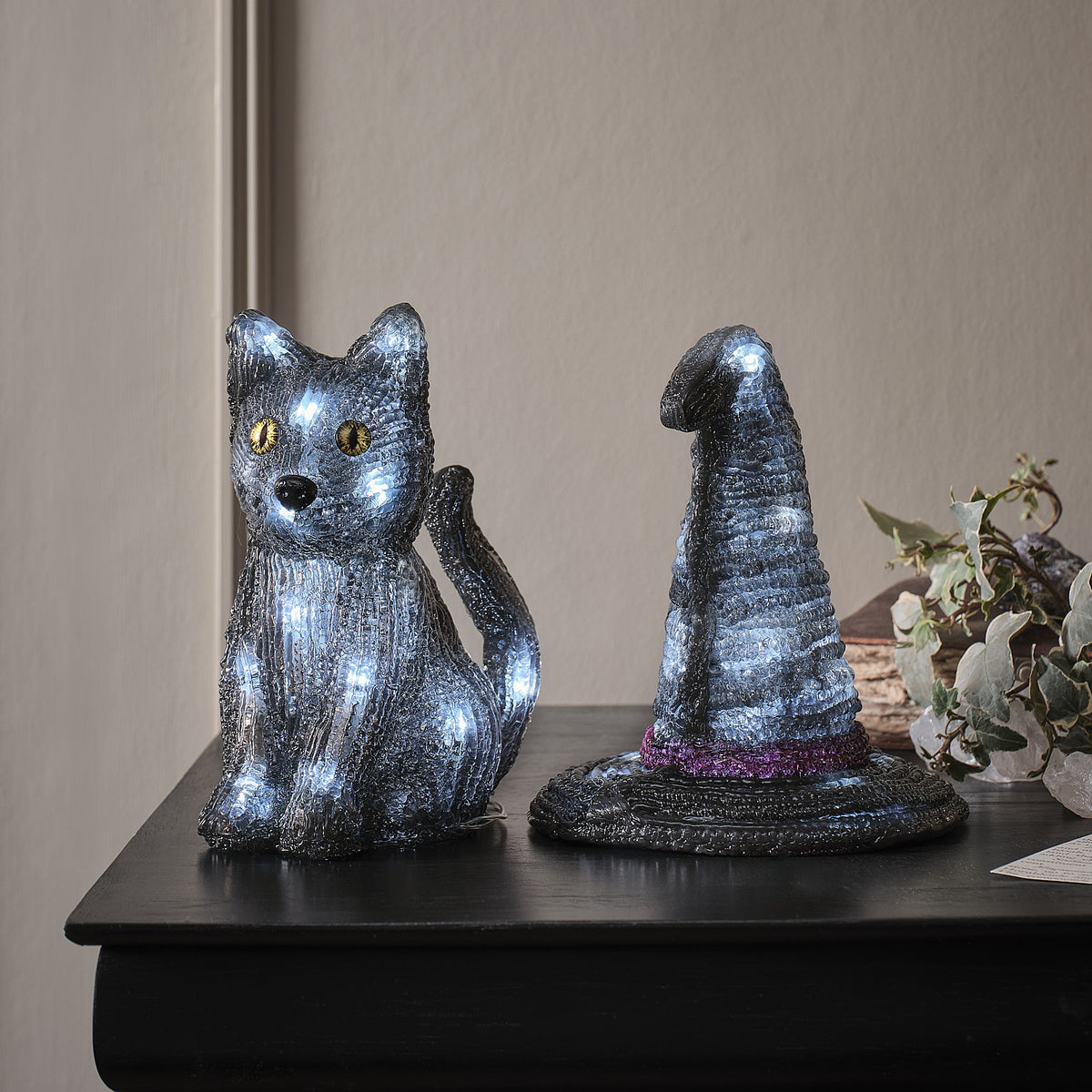 2er Set LED-Halloween-Figuren mit Timer – Hexenhut & Katze „Jet“