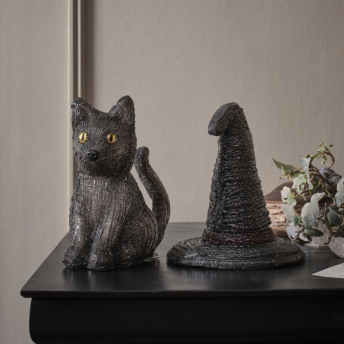 2er Set LED-Halloween-Figuren mit Timer – Hexenhut & Katze „Jet“ unbeleuchtet