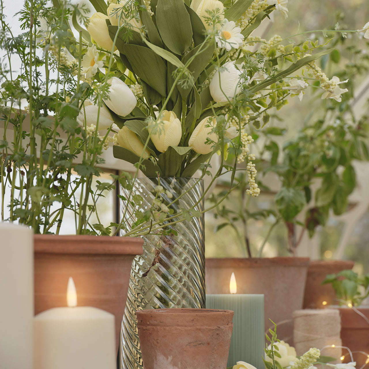 Künstlicher Tulpenstrauß mit Vase und Gänseblümchen in Buttergelb & Salbeigrün
