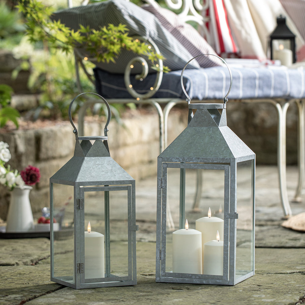Hayle Outdoor Laternen Duo aus verzinktem Stahl mit TruGlow® Outdoor Kerzen
