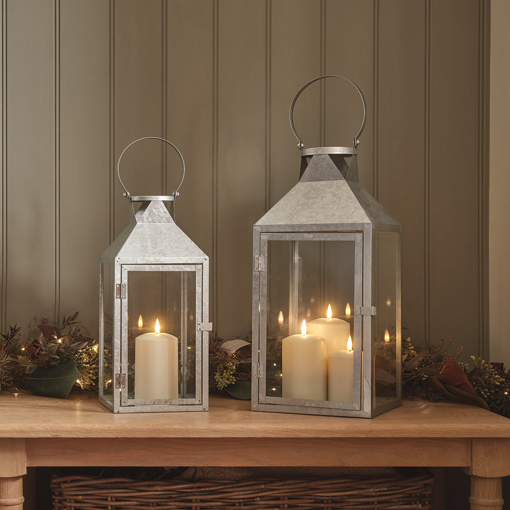 Hayle Outdoor Laternen Duo aus verzinktem Stahl mit TruGlow® Outdoor Kerzen